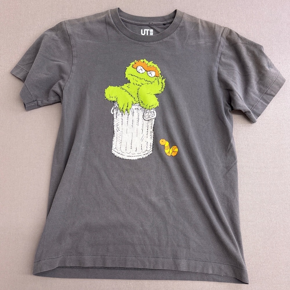 Uniqlo KAWS Sesame Street Oscar The Grouch Gray T-Shirt Mens XS